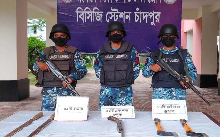 চাঁদপুরে কোস্ট গার্ডের অভিযানে অস্ত্র উদ্ধার