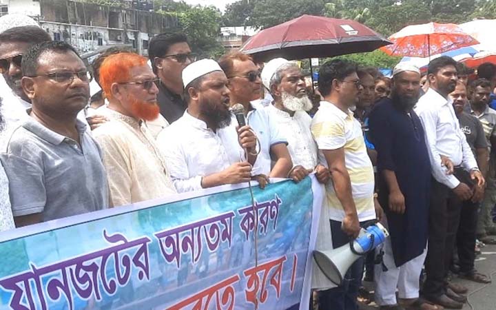 মানিকগঞ্জে গোলচত্বরের দাবিতে মানববন্ধন