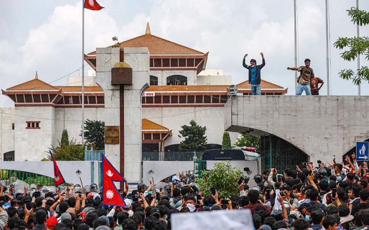 শীর্ষ নেতাদের হাতেই নেপালের নিয়ন্ত্রণ