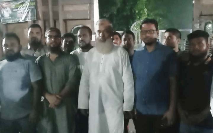 জাকসু নির্বাচন : প্রধান ফটকে দেখা গেল জামায়াতের এমপি প্রার্থী  আফজালকে