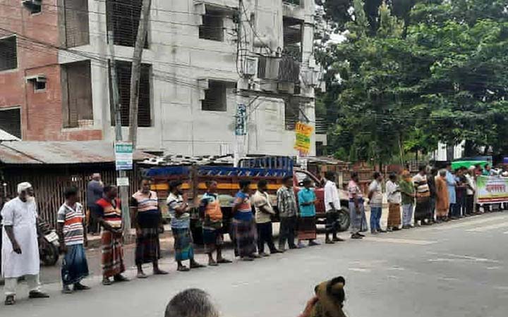 মেহেরপুরে ফসলি জমির পানি নিষ্কাশনের দাবিতে মানববন্ধন