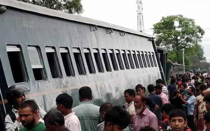 রংপুরে পদ্মরাগ ট্রেনের ৬ বগি লাইনচ্যুত, রেল যোগাযোগ বন্ধ