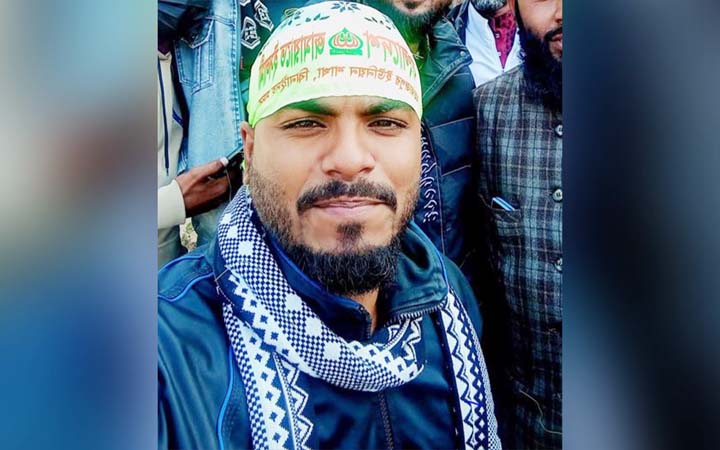 প্রবাসীর স্ত্রীর সঙ্গে আপত্তিকর অবস্থায় জামায়াত নেতা