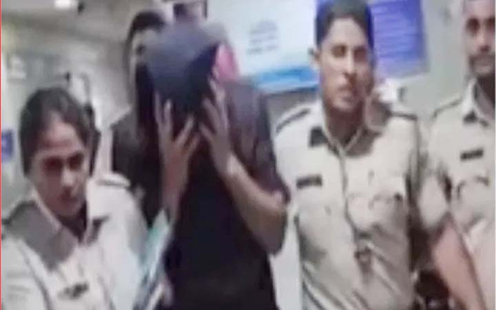 ভারতে সপ্তম শ্রেণির ছাত্রীকে ২০ টুকরা করেছেন শিক্ষক!