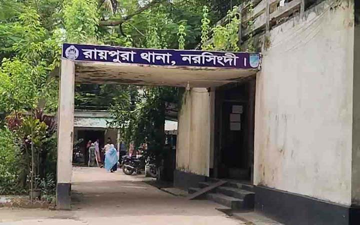 স্ত্রীকে ছুরিকাঘাতে হত্যার অভিযোগে স্বামী আটক