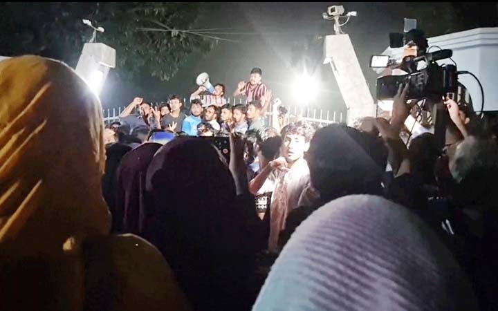বিক্ষুব্ধ শিক্ষার্থীরা গভীর রাতে ভিসির বাসভবনের সামনে থেকে সরলেন