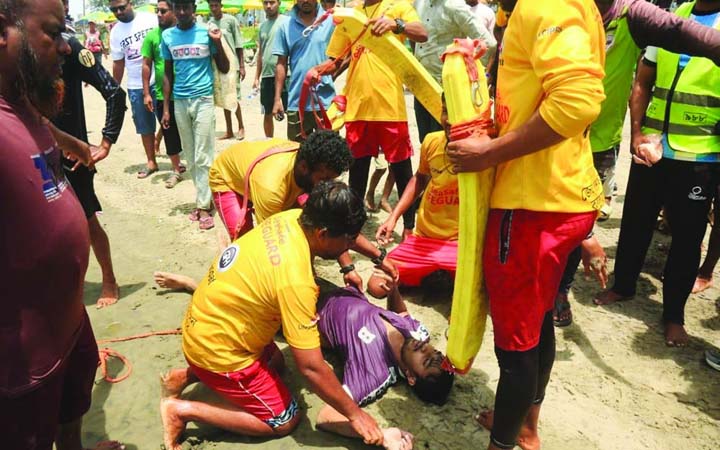 পর্যটনকেন্দ্র কক্সবাজার সৈকতে ঝুঁকিতে লাইফগার্ড কার্যক্রম