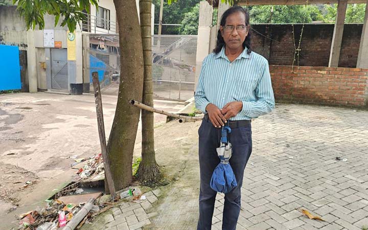 গাজীপুরে চাকরি ফিরে পেতে এক বছর ধরে অফিসের সামনে দাঁড়িয়ে থাকেন নজরুল