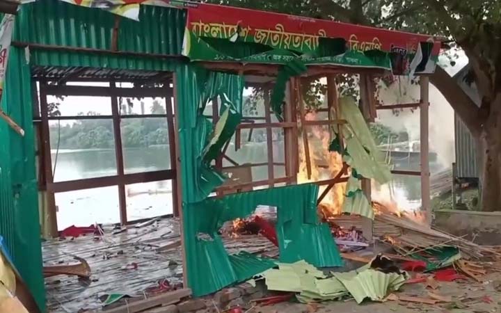 পাবনায় নদীর ঘাটের নিয়ন্ত্রণ নিয়ে সংঘর্ষ, বিএনপির অফিসে অগ্নিসংযোগ