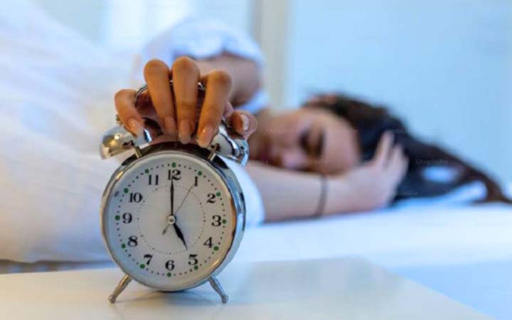 অ্যালার্মের শব্দে হঠাৎ ঘুম থেকে উঠছেন? হতে পারে যে ক্ষতি