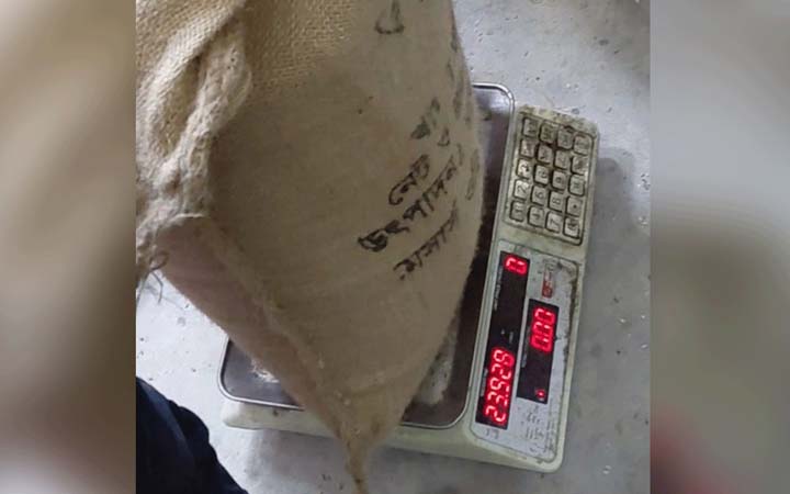 বরগুনায় কাগজে-কলমে ঠিকঠাক, বাস্তবে ভিজিডির চাল কম দিচ্ছেন