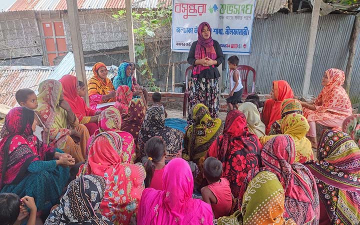 নীলফামারীর  জলঢাকায় বসুন্ধরা শুভসংঘের আয়োজনে নারীদের আইনি সচেতনতা বৈঠক