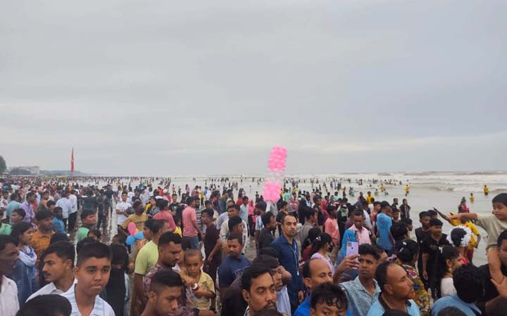 টানা চার দিনের ছুটিতে পর্যটকে ভরপুর কক্সবাজার