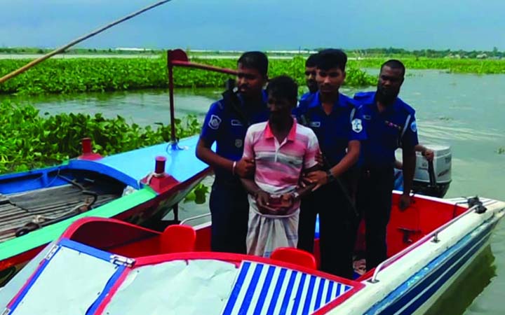 নৌপথে চাঁদাবাজির সময় গ্রেপ্তার ১