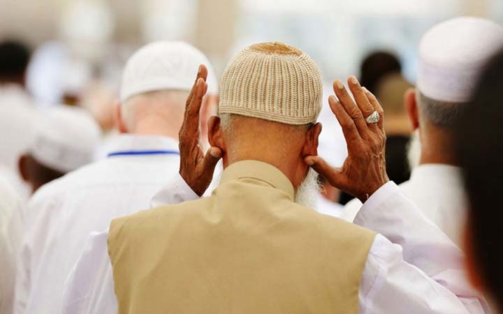 খাওয়ার সময় মাথায় টুপি পরা কি বাধ্যতামূলক?