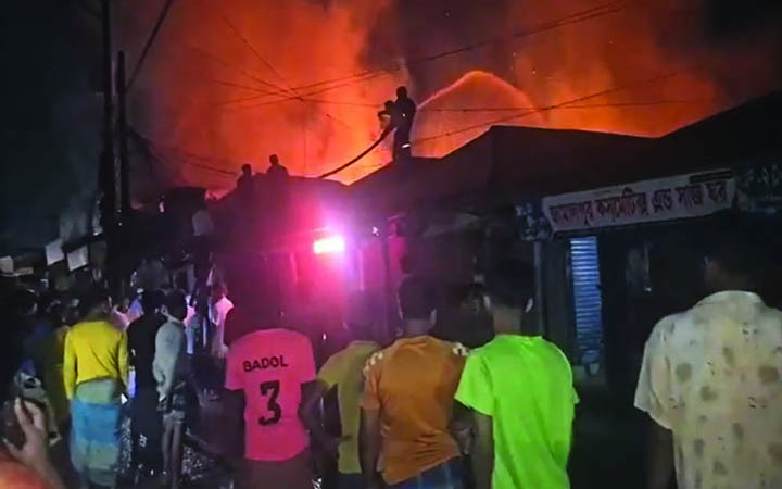 মধ্যরাতে জিরানী মার্কেটে ভয়াবহ আগুন, পুড়ল দশ দোকান