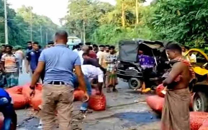 টাঙ্গাইলে পিকআপ ভ্যান-মাহিন্দ্রা সংঘর্ষে নিহত দুই