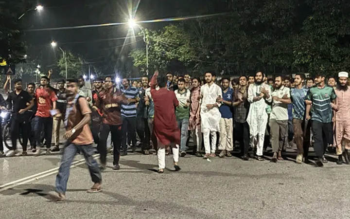 এক বুয়েট শিক্ষার্থীর শাস্তি দাবিতে ঢাকা বিশ্ববিদ্যালয়ে বিক্ষোভ