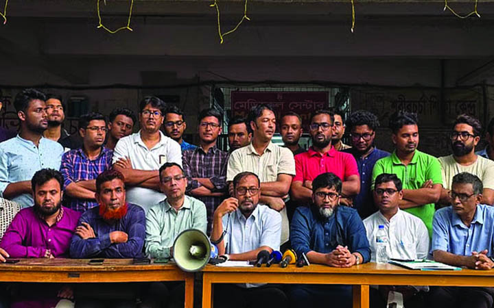 ডিএমপি ত্রিভুজ প্রেমের গল্প সাজিয়ে জুবায়েদের চরিত্র হরণের চেষ্টা চলছে : শিক্ষক সমিতি