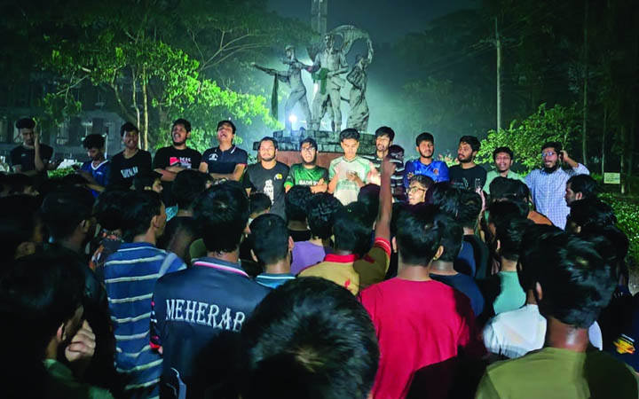 গোসলরত ছাত্রের ভিডিও ধারণ : শাস্তির দাবিতে মধ্যরাতে চুয়েটে বিক্ষোভ