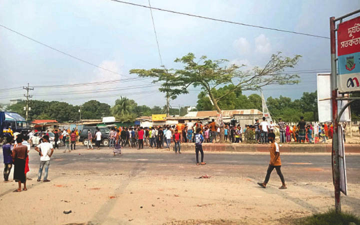 গাজীপুরের শ্রীপুর ও সাভারে বেতন দাবিতে শ্রমিকদের অবরোধ-বিক্ষোভ