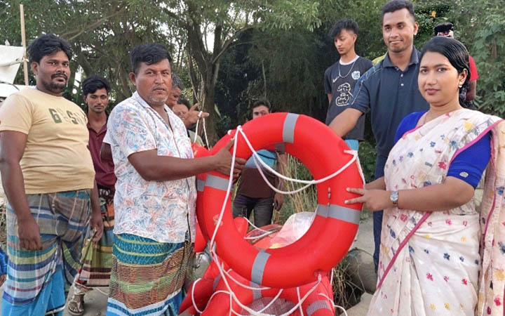 ফরিদপুরের চরভদ্রাসনে যাত্রীদের সুরক্ষায় প্রশাসনের লাইফ জ্যাকেট ও বয়া বিতরণ