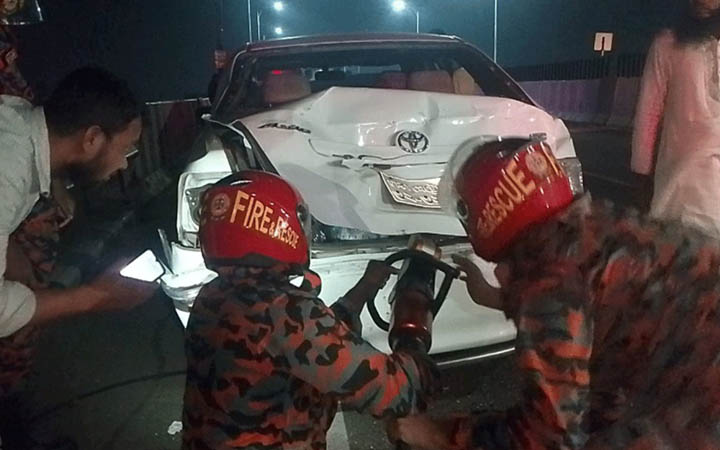 পথচারীকে চাপা দিয়ে পালিয়ে যাওয়ার সময় চার গাড়িতে বাসের ধাক্কা, আহত ১০