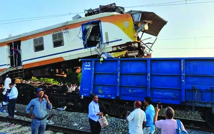 ভারতে যাত্রী ও মালবাহী ট্রেনের সংঘর্ষ, নিহত আট