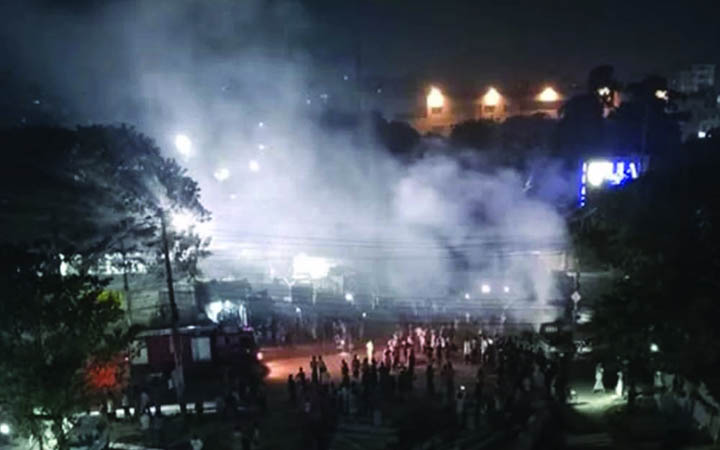 রাজধানীর মোহাম্মদপুরে বেড়িবাঁধ এলাকায় গ্যারেজে আগুন, নিয়ন্ত্রণে ২ ইউনিট