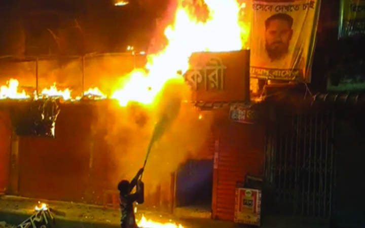 গভীর রাতে রাজধানীর পুরান ঢাকার বংশালে আগুন