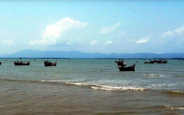 দুই ট্রলারসহ তের জেলেকে ধরে নিয়ে গেছে আরাকান আর্মি