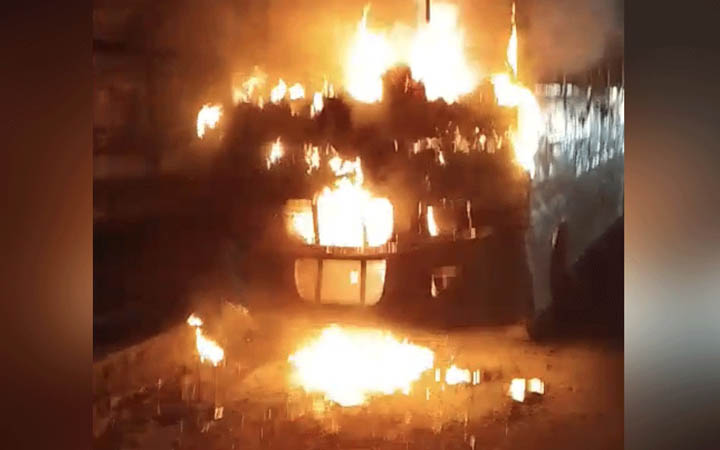 শিবালয়ে গভীর রাতে থেমে থাকা বাসে আগুন, গাড়িতে থাকা ঘুমন্ত চালক দগ্ধ