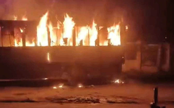 রাজধানীর হাজারীবাগ বেড়িবাঁধে দাঁড়িয়ে থাকা বাসে আগুন