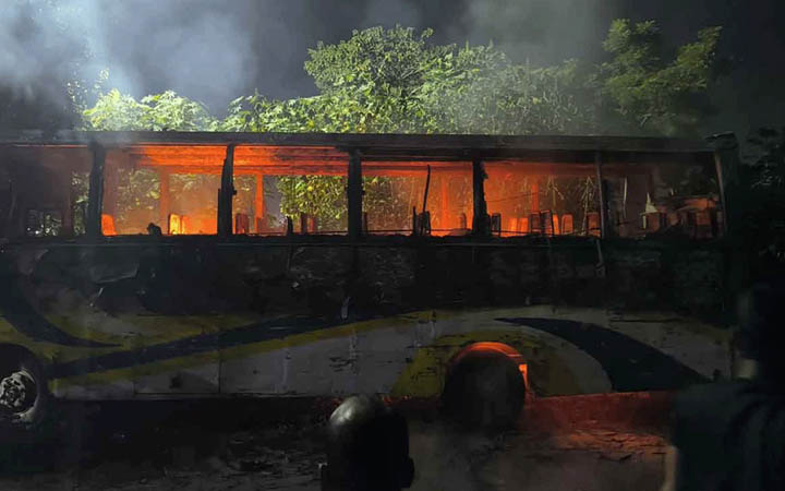 সাভারে দাঁড়িয়ে থাকা বাসে ফের আগুন