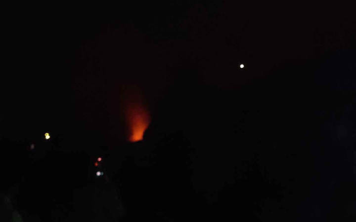 মধ্যরাতে গাড়ি মেরামতের দোকানে আগুন