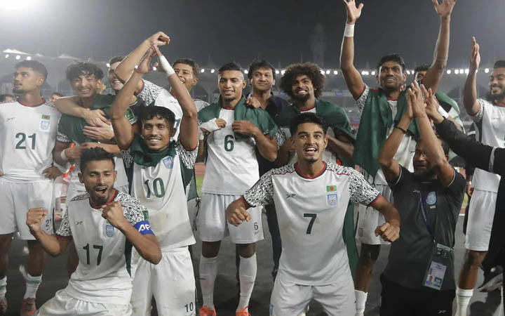 হামজাদের জন্য ২ কোটি টাকা বোনাস ঘোষণা করলেন ক্রীড়া উপদেষ্টা