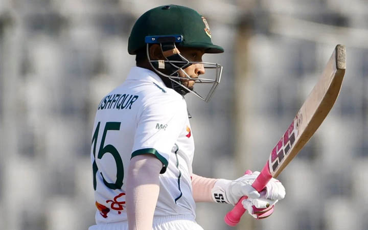 শততম টেস্টে শতক হাঁকালেন মুশফিক