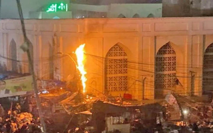 রাজধানীতে বায়তুল মোকাররম মসজিদের সামনে বৈদ্যুতিক খুঁটিতে আগুন, পুড়ল দোকান