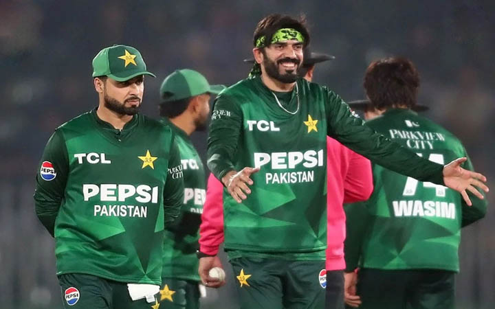 বাবরের রেকর্ড ও উসমানের হ্যাটট্রিকে ফাইনালে পাকিস্তান