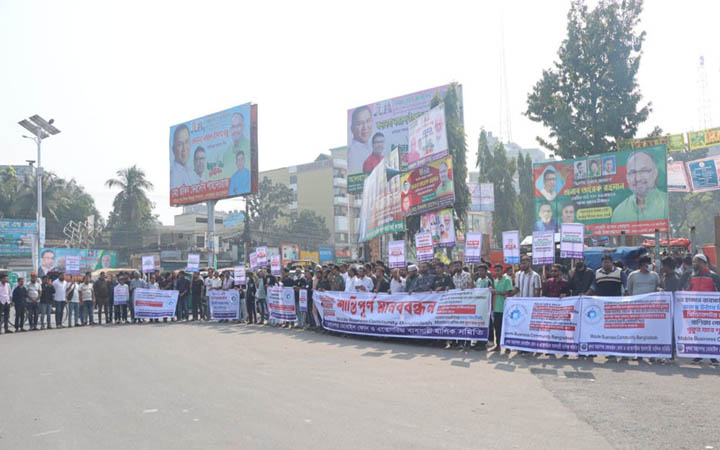 খুলনার মোবাইল হ্যান্ডসেট বিক্রি বন্ধ, সিন্ডিকেট ঠেকাতে রাস্তায় ব্যবসায়ীরা