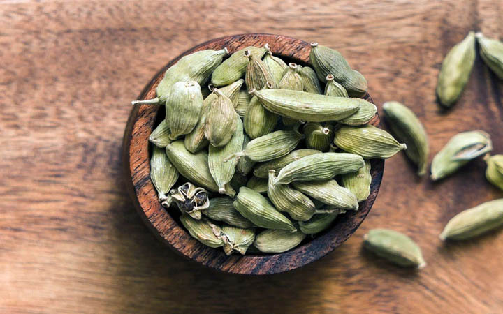 খালি পেটে এলাচ খেলে মিলবে যেসব উপকার