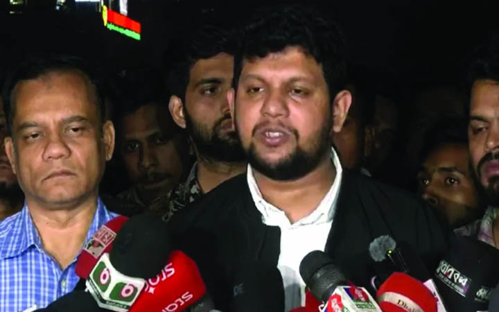 খালেদা জিয়ার স্বাস্থ্যের খোঁজ নিতে হাসপাতালে গেলেন তথ্য উপদেষ্টা মাহফুজ আলম