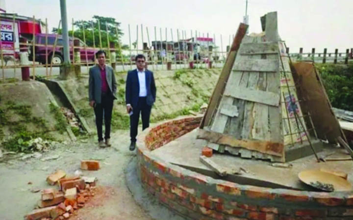 চলছে ময়মনসিংহের গফরগাঁওয়ে ঐতিহ্যবাহী লাফা বেগুনের ভাস্কর্য তৈরির কাজ