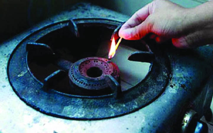 রাজধানীর যাত্রাবাড়ীতে গ্যাসসংকট নিরসনের দাবিতে সড়ক অবরোধ, ভোগান্তি