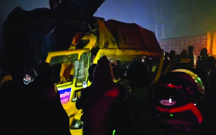 ঢাকা-টাঙ্গাইল মহাসড়কে কাভার্ডভ্যানের পেছনে মালবাহী ট্রাকের ধাক্কা, প্রাণ গেল দুজনের