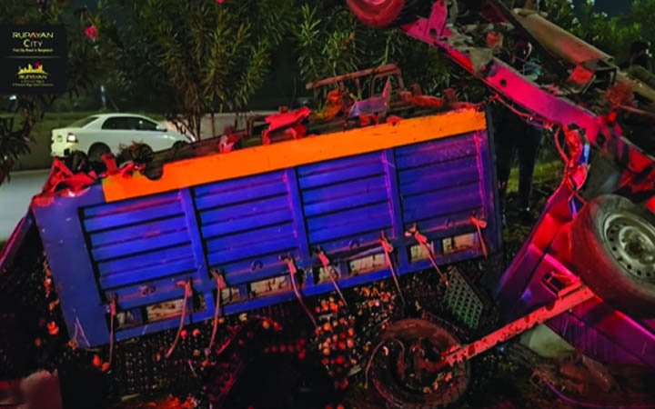 রাজধানীর পূর্বাচলে বেপরোয়া প্রাইভেট কারের ধাক্কায় উল্টে গেল পিকআপ, নষ্ট হাজারো ডিম