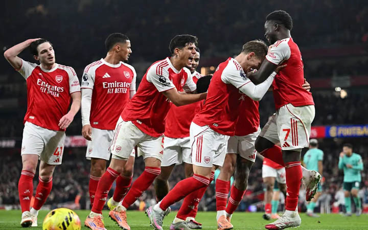 উলভসের ২ আত্মঘাতী গোলে আর্সেনালের জয়