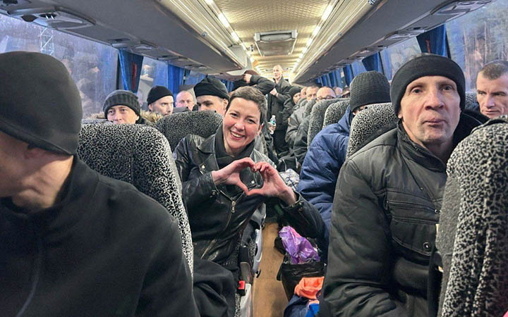 যুক্তরাষ্ট্রের নিষেধাজ্ঞা প্রত্যাহারে ১২৩ বন্দিকে মুক্তি দিল বেলারুশ