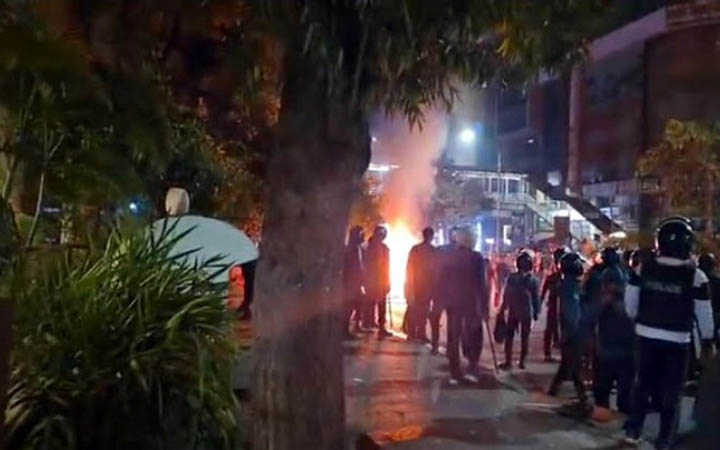 রাজধানীর ধানমন্ডিতে ছায়ানট ভবনে ভাঙচুর-আগুন