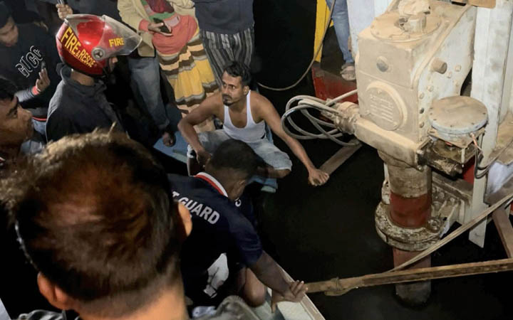 ফেরি থেকে ট্রাকসহ পাঁচ যান ধলেশ্বরী নদীতে, ৩ জনের মৃত্যু